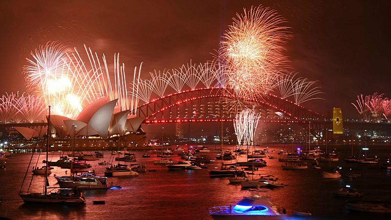 Australia celebra el año nuevo entre fuegos artificiales e incendios