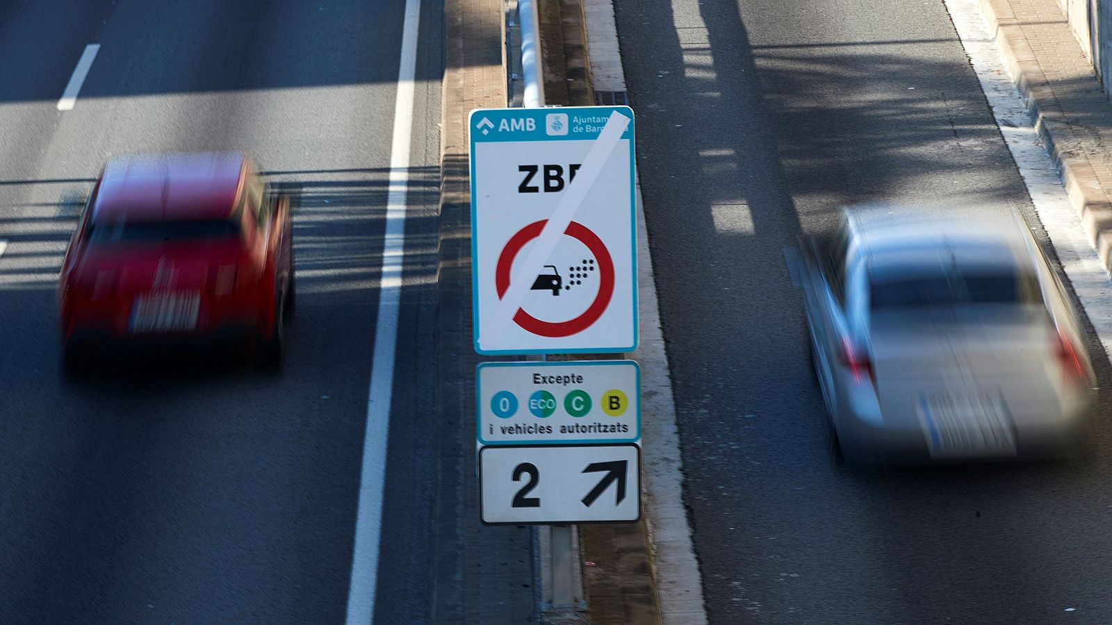 Primer día laborable en Barcelona con las restricciones al tráfico por contaminación - RTVE.es