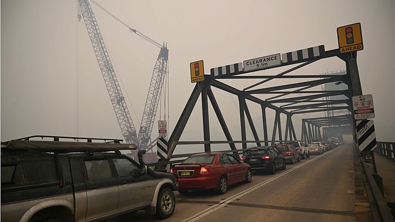 Miles de personas huyen de los incendios en Australia por el estado de emergencia