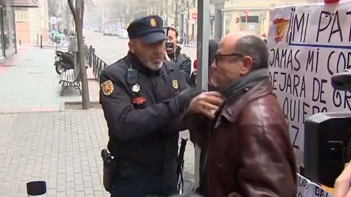 La Policía reduce a un hombre que profería gritos de 'viva España' ante la sede del PSOE 