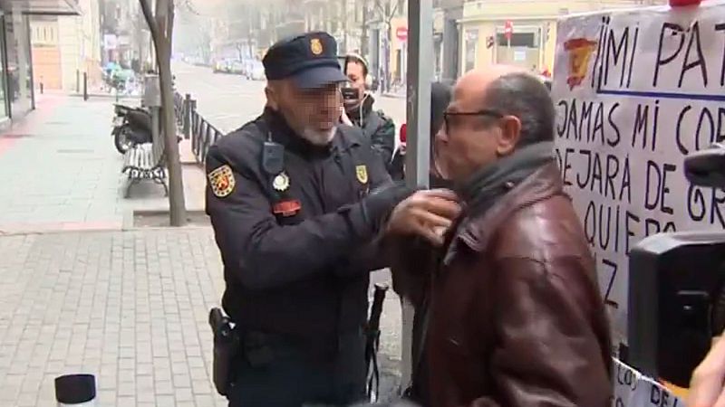 La Policía reduce a un hombre que profería gritos de 'viva España' ante la sede del PSOE