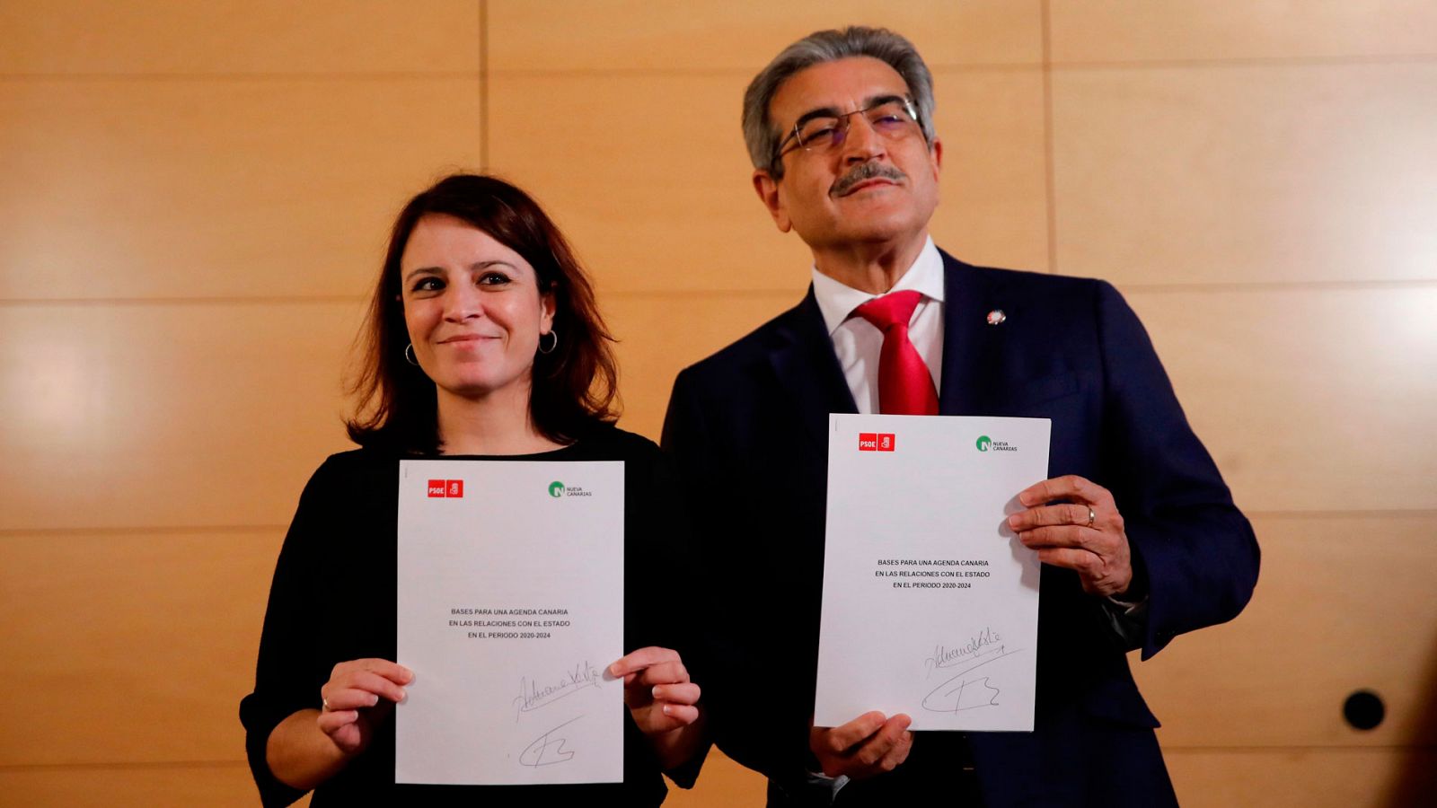 El PSOE firma el acuerdo con Nueva Canarias para la investidura de Pedro Sánchez 