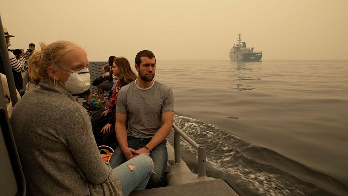 La Armada de Australia rescata a más de un millar de personas atrapadas por los incendios en el sur del país