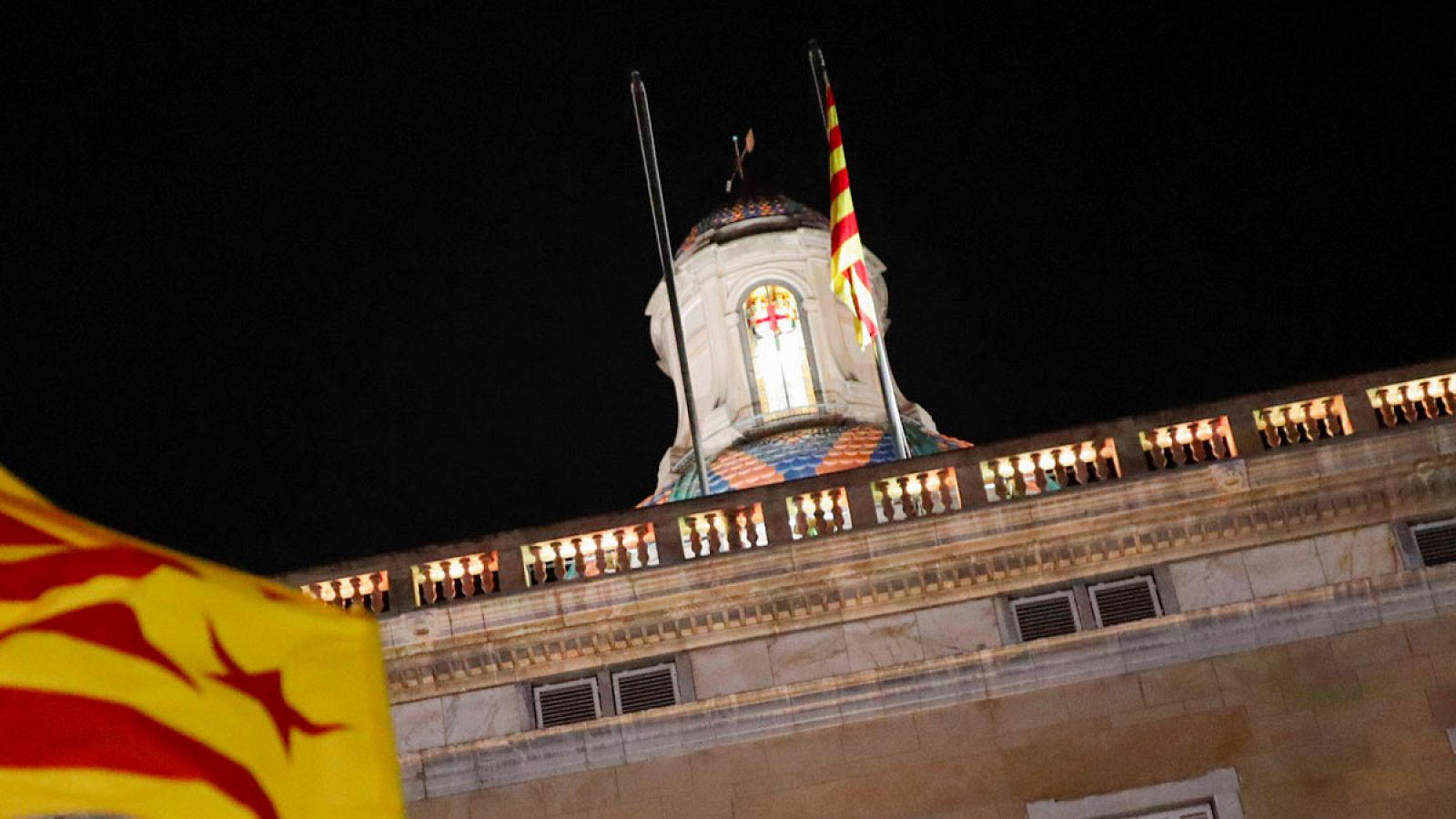 Arrían unos minutos la bandera española del Palau de la Generalitat