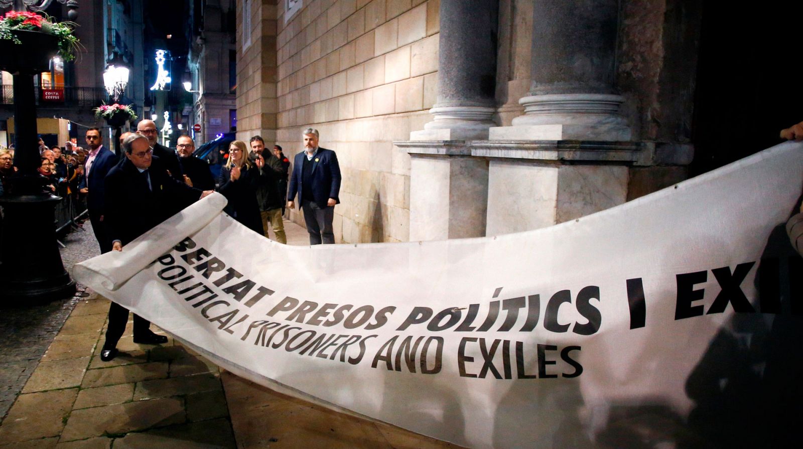 Torra despliega una pancarta con el menaje "llibertat presos politics i exiliats"