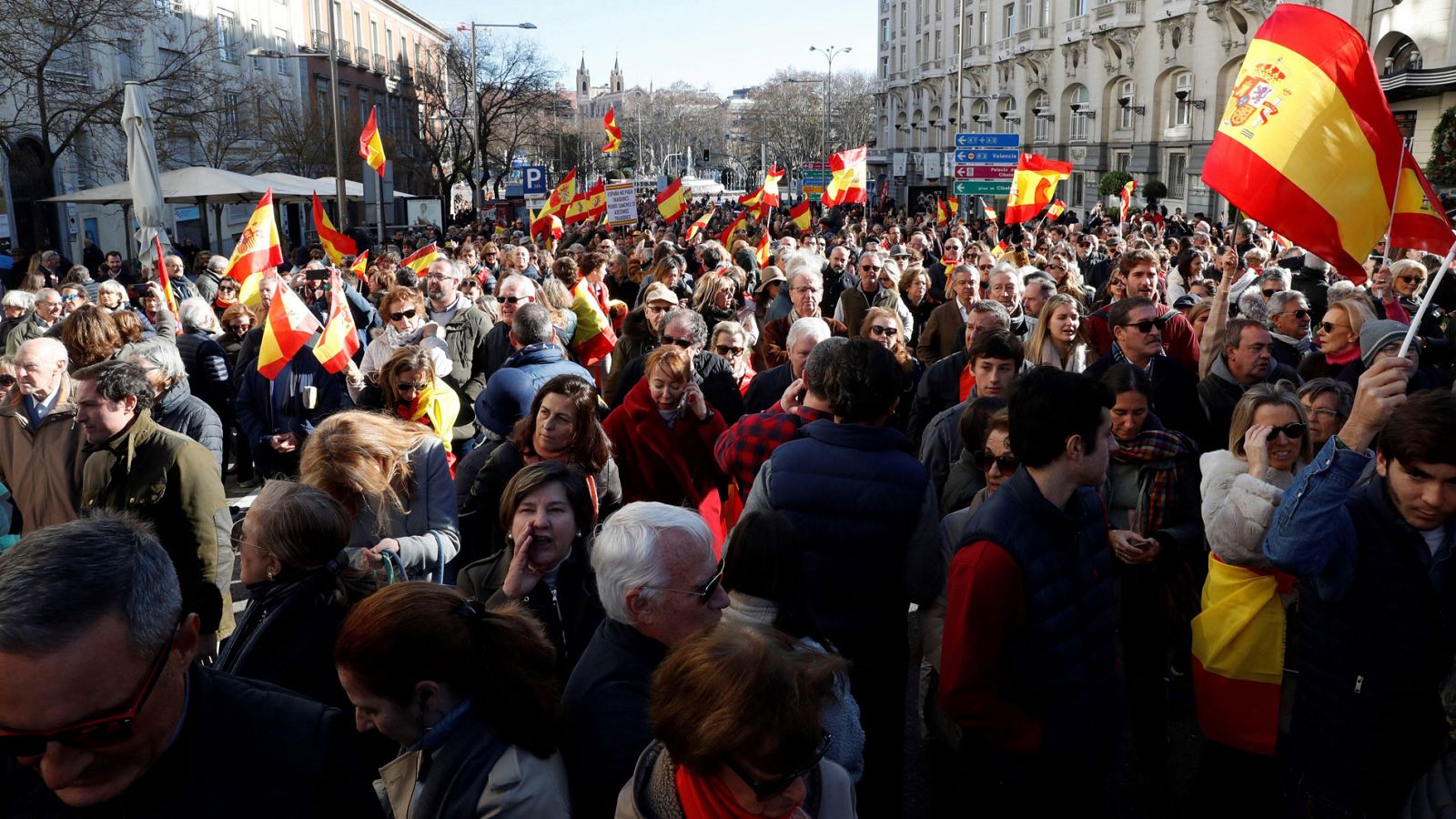 Cientos de personas protestan frente al Congreso al grito de "España merece otro presidente"
