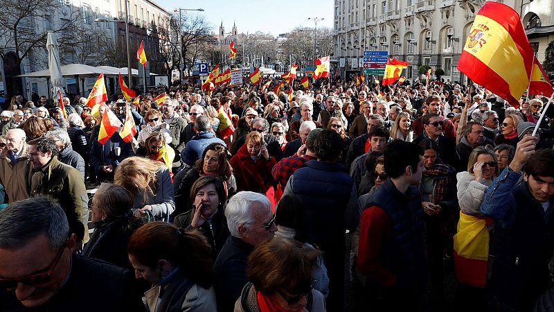 Cientos de personas protestan frente al Congreso al grito de "Espaa merece otro presidente"