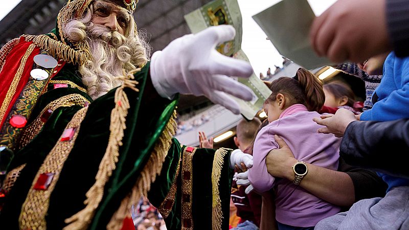 Los niños acuden a Correos a enviar sus últimas cartas a los Reyes Magos