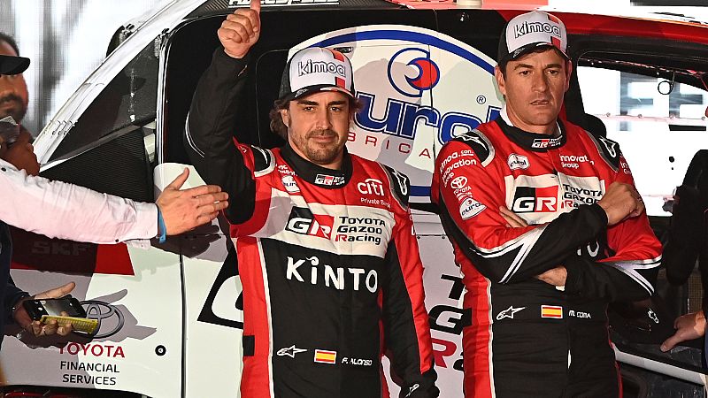 Carlos Sainz y Fernando Alonso, estrellas en el podio de Dakar