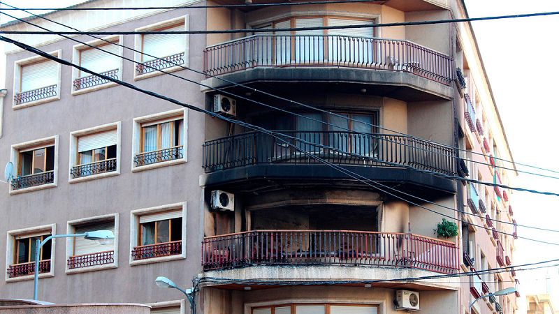 Dos muertos y cinco intoxicados por humo en un incendio en Hellín (Albacete)