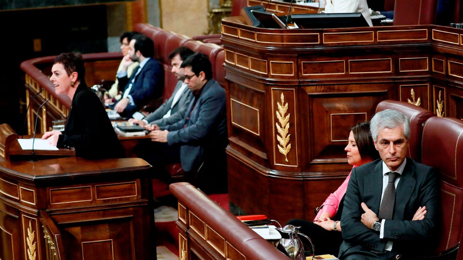 Investidura: Bronca en el Congreso durante la intervención de Bildu con gritos de "asesinos" y "viva España"