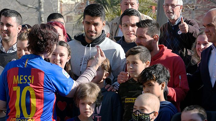 Messi reparte regalos a niños hospitalizados