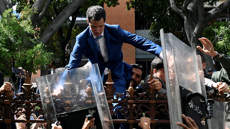 Juan Guaidó intenta llegar a la Asamblea Nacional para revalidar su mandato