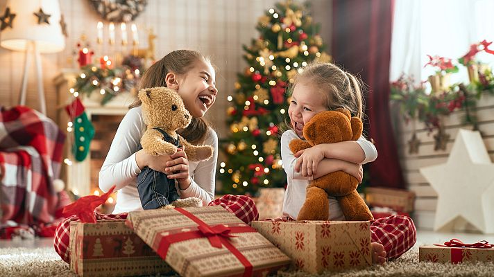 Telediario 1 - Mañana de emoción y madrugones en familia para desenvolver los regalos de los Reyes Magos