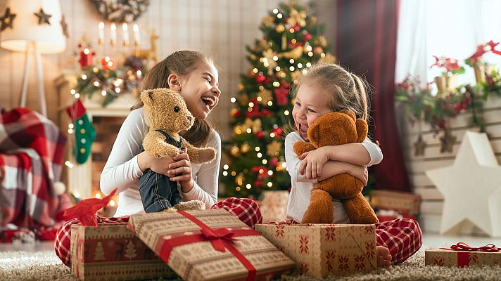 Mañana de emoción y madrugones en familia para desenvolver los regalos de los Reyes Magos