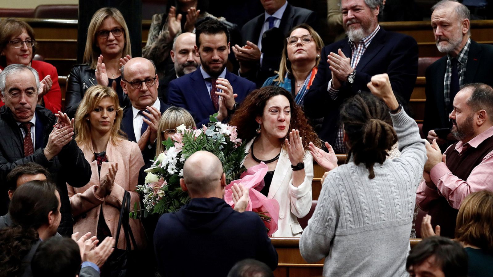 Emotivo aplauso a la diputada Aína Vidal, que ha acudido a votar pese a su grave enfermedad