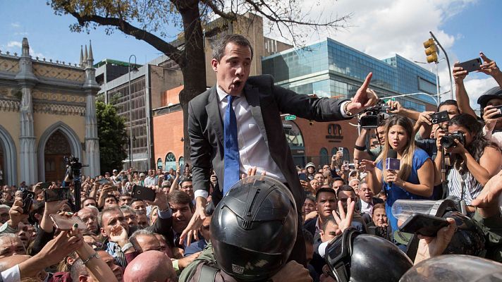 Guaidó y diputados opositores entran por la fuerza en Parlamento venezolano