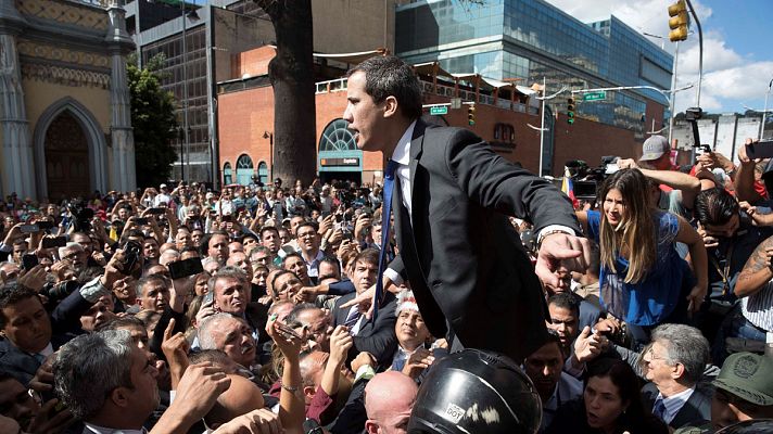 Guaidó y varias decenas de diputados opositores entran por la fuerza en la Asamblea Nacional