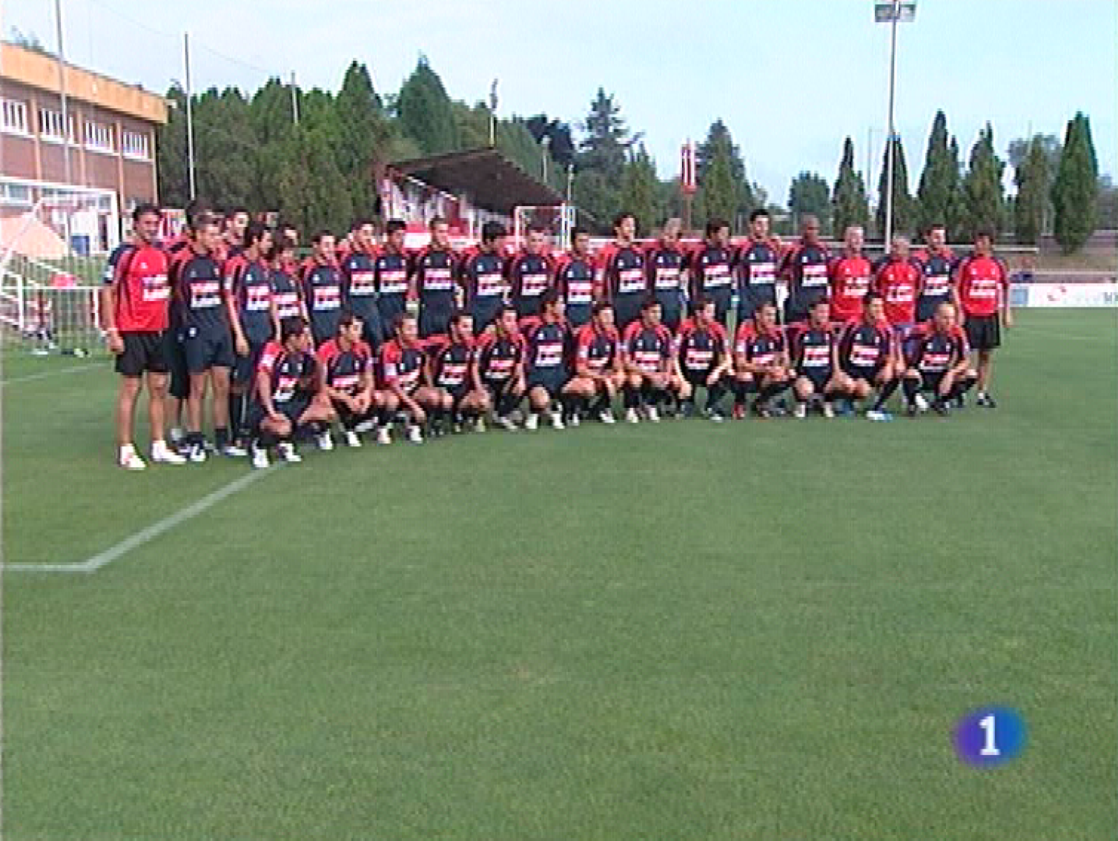  Treinta y dos jugadores sportinguistas. Es la nueva plantilla de Primera y la del Filial, que se reparten, por igual,diez caras nuevas. Hoy se han presentado ante los aficionados y se han puesto a trabajar en los campos de Mareo. Comienza la pretemporada para el Sporting, mientras la policía nacional adscrita al Principado destapa una presunta estafa de la Organización Impulsora del Discapacitado (OID), por venta fraudelenta de cupones.