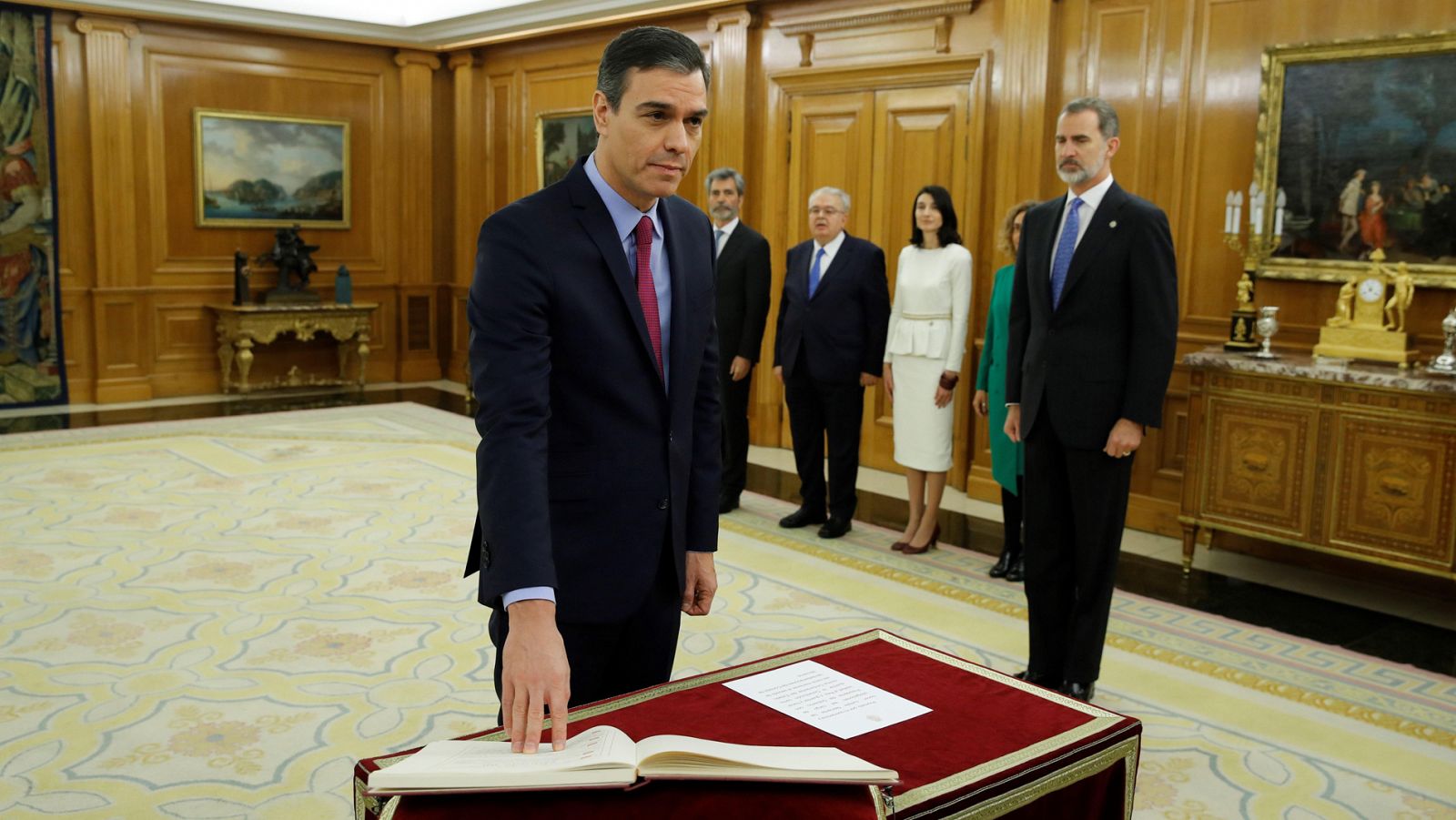 Sánchez promete su cargo como presidente del Gobierno ante el rey