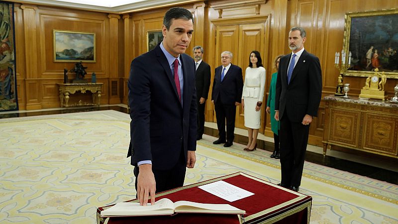 Sánchez promete su cargo como presidente del Gobierno ante el rey