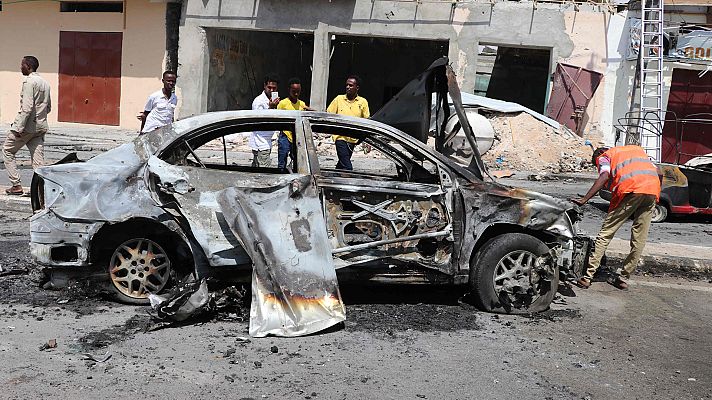 Informativo 24h - Un atentado con coche bomba deja cuatro muertos y ocho heridos en Somalia