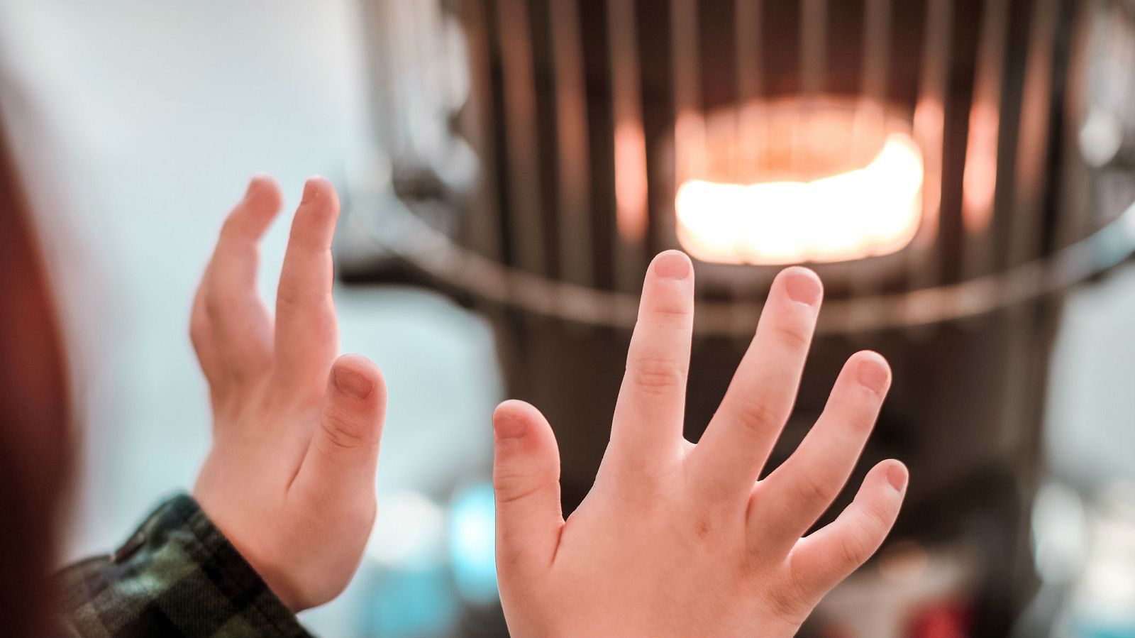Se reabre el debate de la prohibición de estufas fuera de los establecimientos por contaminación - RTVE.es | Ver