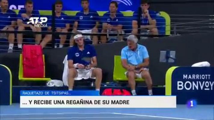 La madre de Tsitsipas regaña a su hijo tras romper una raqueta