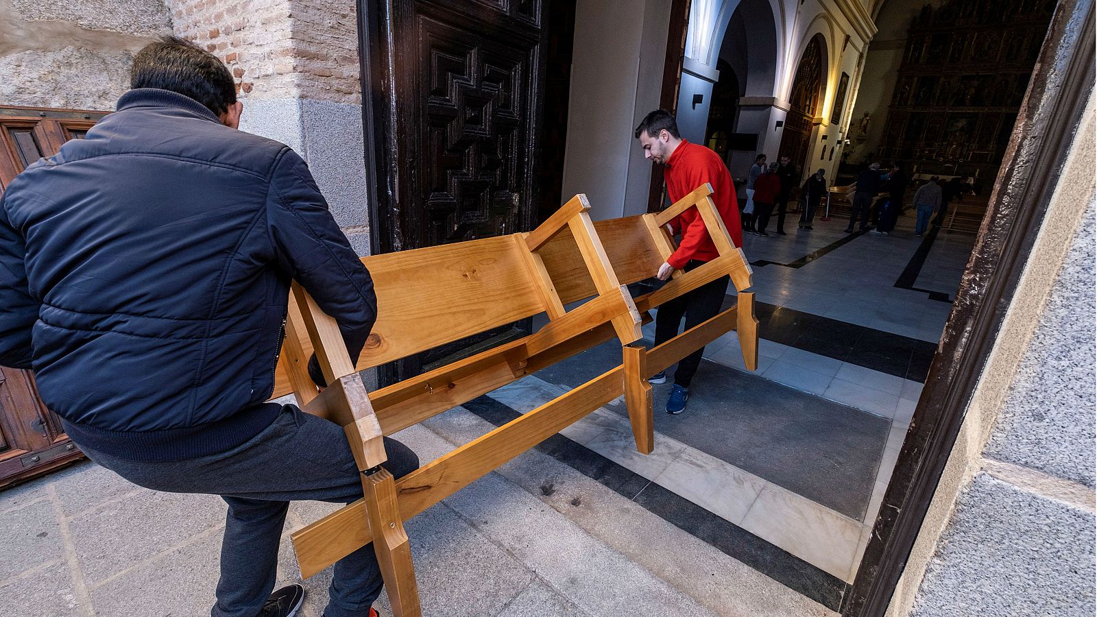 Un joven irrumpe con su coche en una iglesia y causa numerosos destrozos