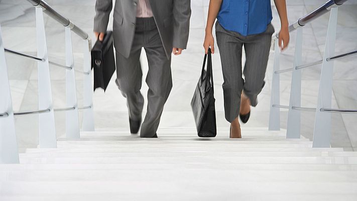 Telediario 1 - El sueldo de los directivos subió 264 euros más al mes que el de los empleados en 2019, según un estudio