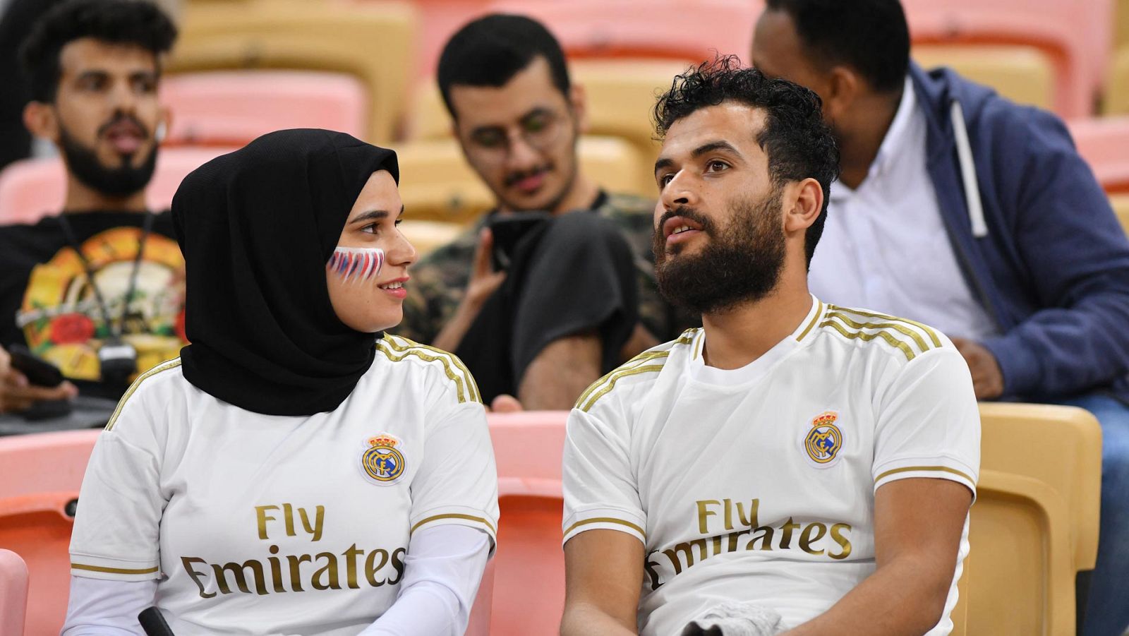 Mujeres en Yeda para ver el Valencia - Real Madrid - RTVE.es | Ver