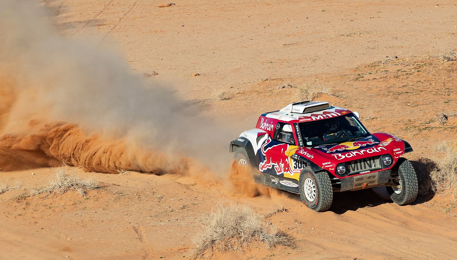 Carlos Sainz gana la quinta etapa y refuerza su liderato en el Dakar