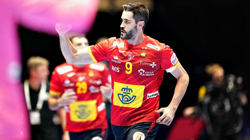 La selecci�n espa�ola de balonmano inici� este jueves con victoria  el Campeonato de Europa masculino, donde defiende su t�tulo  conquistado en 2018, tras imponerse por 33-22 a Letonia en un partido  �spero y correspondiente a la primera jornada del 