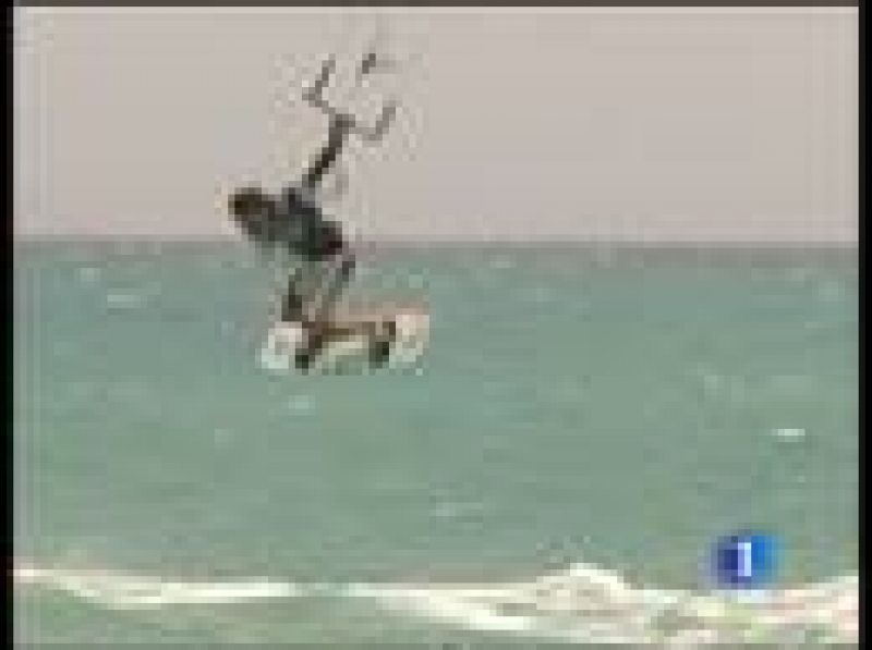 Se  está disputando el Campeonato del Mundo  de kite surf en la playa de Sotavento (Fuerteventura) donde se reunirán los mejores en esta disciplina.