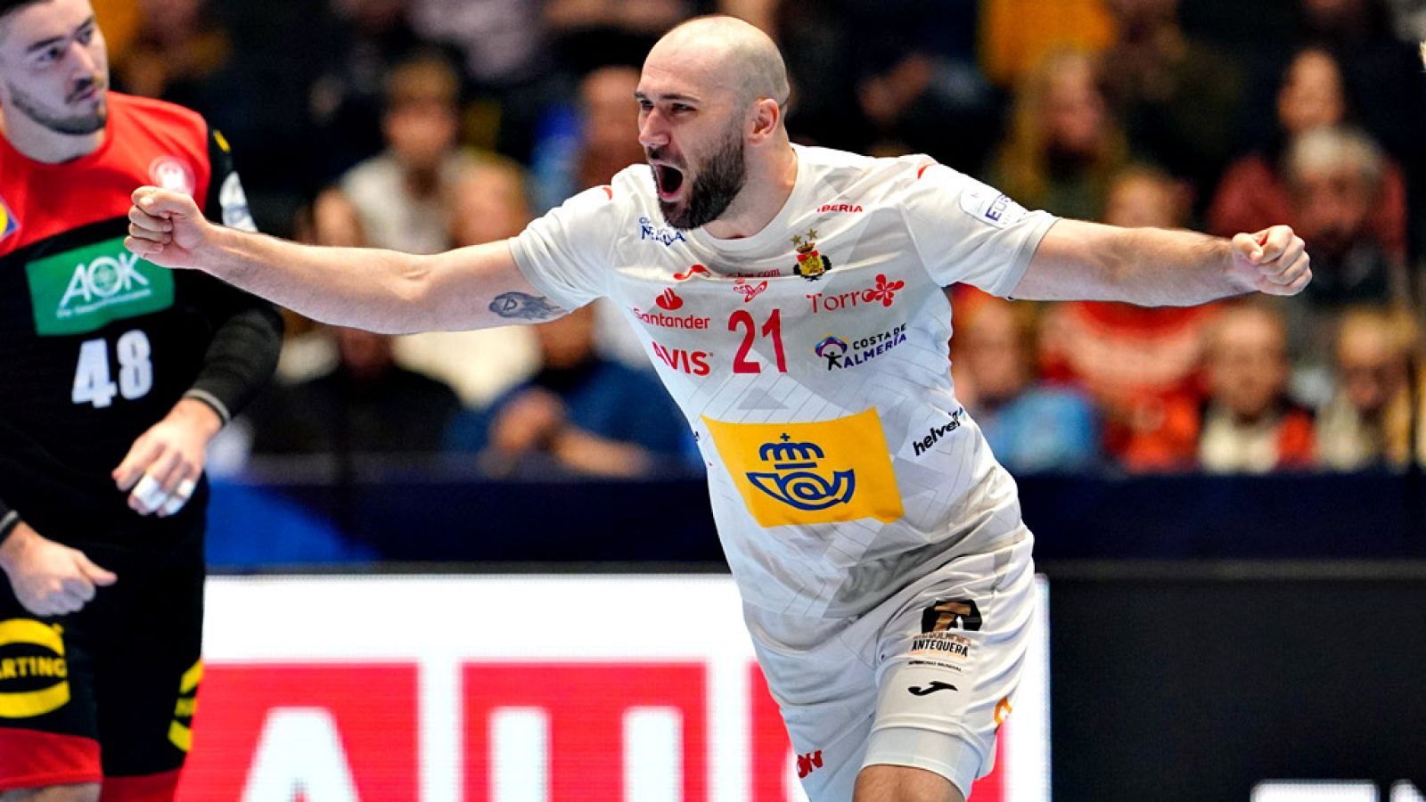 La selección española de balonmano doblegó este sábado a la de Alemania (33-26) en su segundo compromiso en el Europeo, con lo que allana su camino en el torneo. Los Hispanos dominaron siempre el marcador ante los germanos. Al descanso ganaban por 14