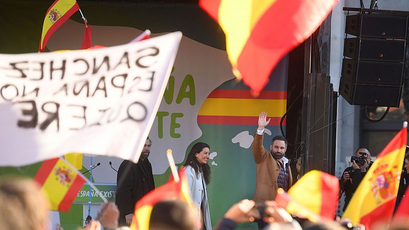 Vox convoca concentraciones frente a los ayuntamientos de toda España en defensa de la Constitución y la unidad