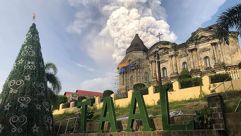 La erupción del volcán Taal en Filipinas obliga a evacuar a miles de personas - ver ahora 