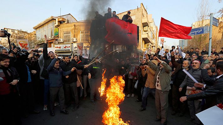 Partidarios del Gobierno iraní se manifiestan frente a la embajada británica en Teherán