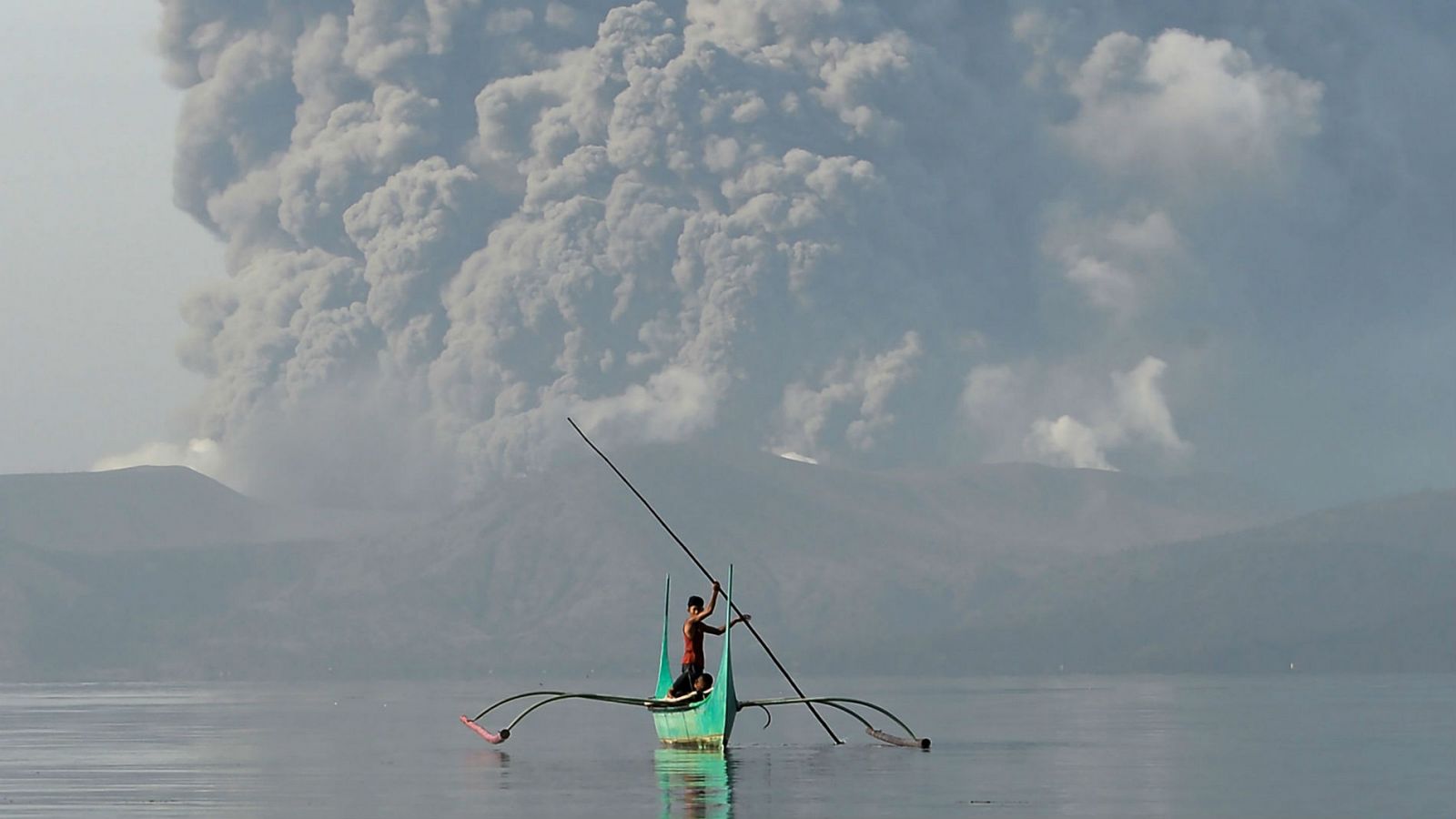 Más de 7.000 evacuados por la erupción del volcán Taal, que ya escupe lava - RTVE.es