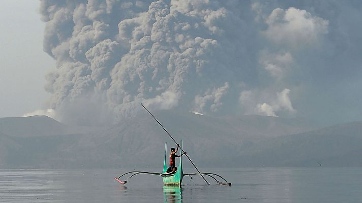 Las cenizas del volcán Taal alcanzan el cielo de Manila