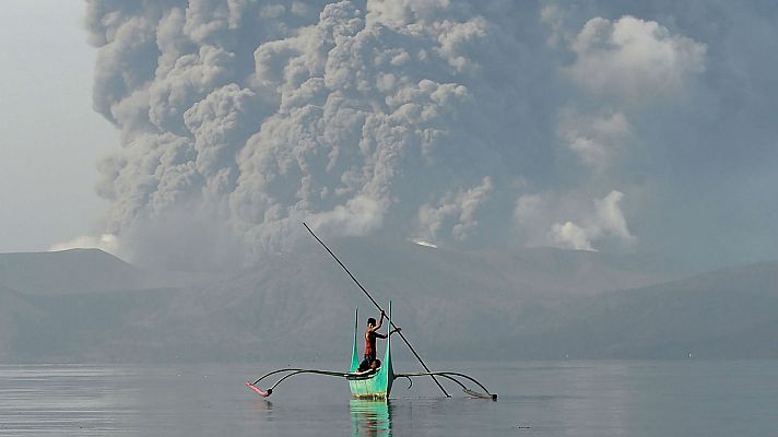  - Las cenizas del volcán Taal alcanzan el cielo de Manila