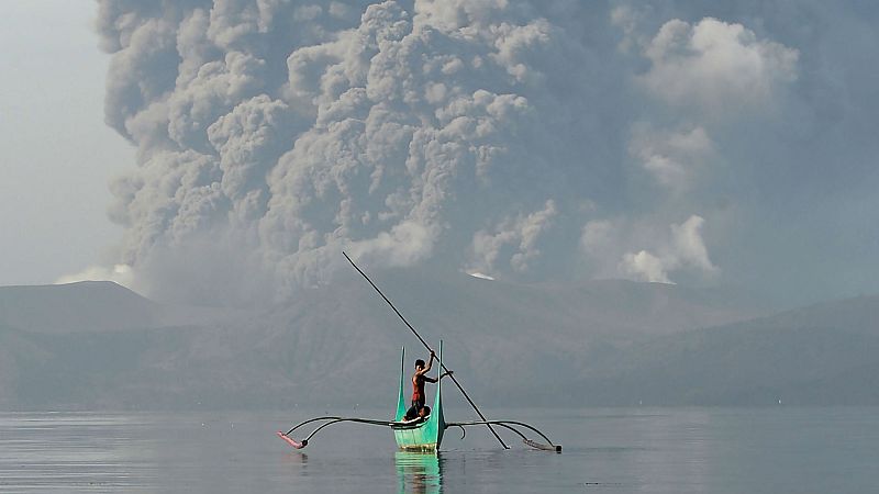 Las cenizas del volcán Taal alcanzan el cielo de Manila