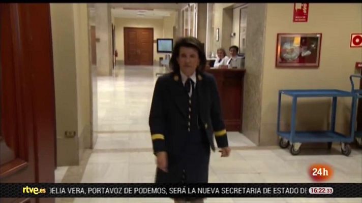 Parlamento - Paloma Santamaría, la ujier más veterana del Congreso