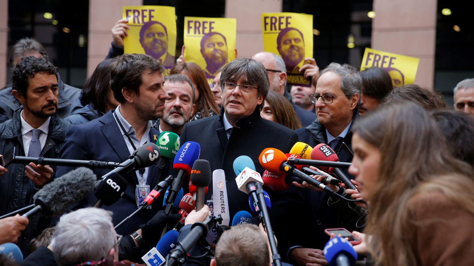 El independentismo arropa a Puigdemont y Comín en su primer día en el Parlamento Europeo - RTVE.es