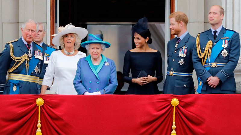 La Reina de Inglaterra pide una solución rápida a la crisis por la que pasa la familia real