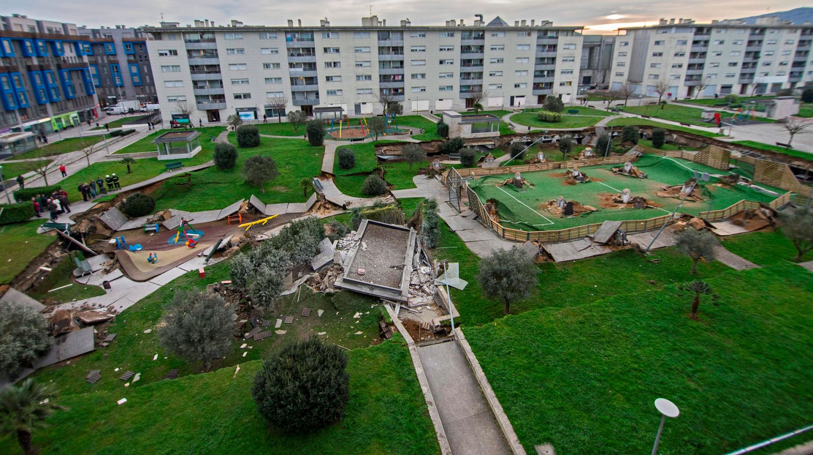 Un parque infantil se hunde sobre un aparcamiento en Santander