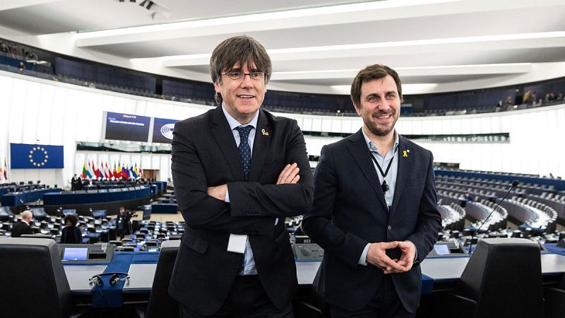 El expresidente catalán huido a Bélgica, Carles Puigdemont, se ha estrenado este lunes junto al exconsejero Toni Comín en el pleno de la Eurocámara
