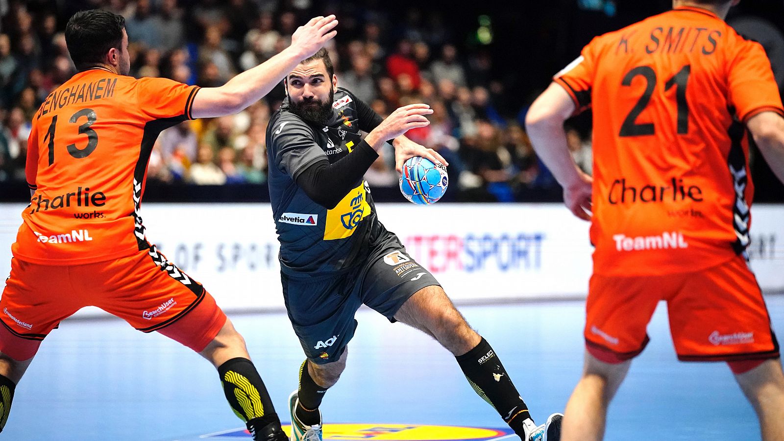 La selección española de balonmano ha mantenido el pleno de  triunfos y ha certificado su pase a la 'Main Round' del Campeonato de  Europa masculino con 2 puntos después de imponerse este lunes a  Países Bajos (25-36), al encarrilar el choque en una 