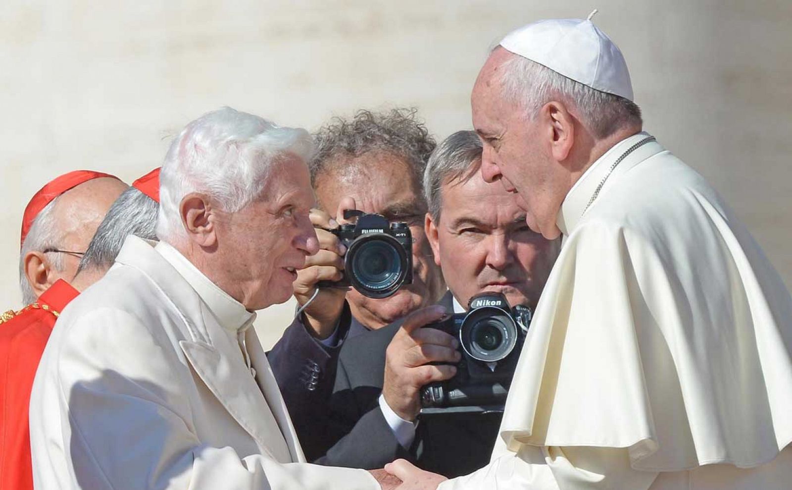 Benedicto XVI pide que retiren su nombre de un libro sobre el celibato