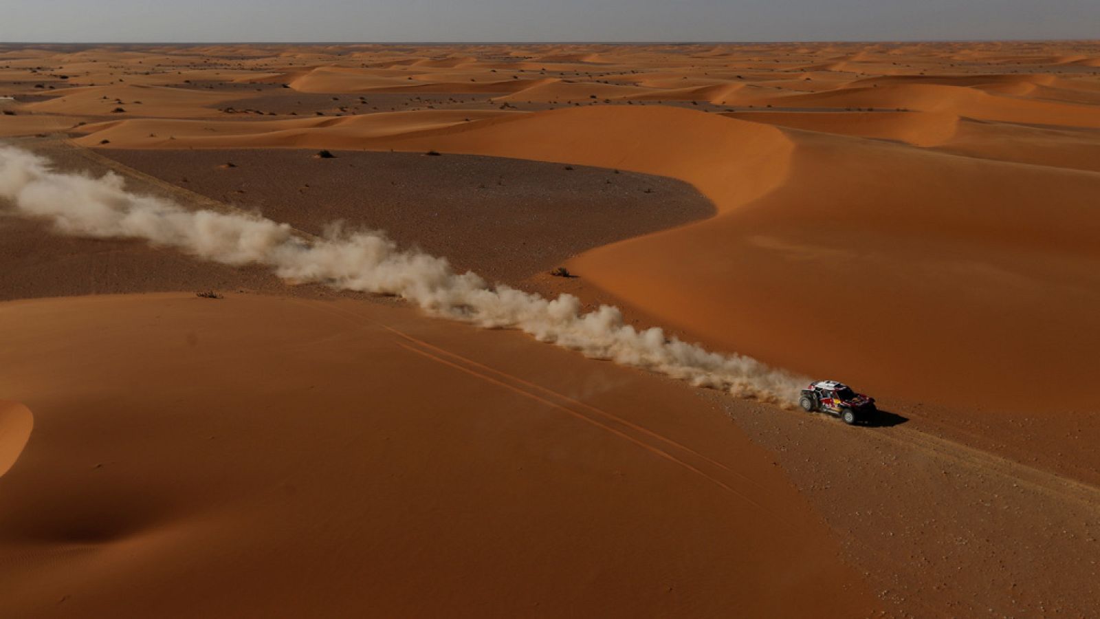 Espectacular persecución de Al-Attiyah y Peterhansel a Carlos Sainz